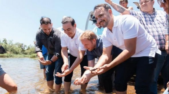 El gobernador Valdés encabezó la liberación de crías de surubí en el Paraná El gobernador Valdés encabezó la liberación de crías de surubí en el Paraná